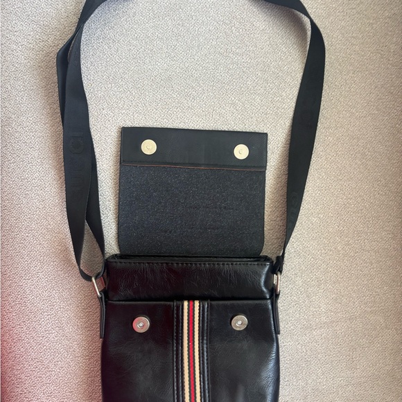 Gucci Black Messenger Bag with Signature Striped Detail unisex new - Picture 3 of 10